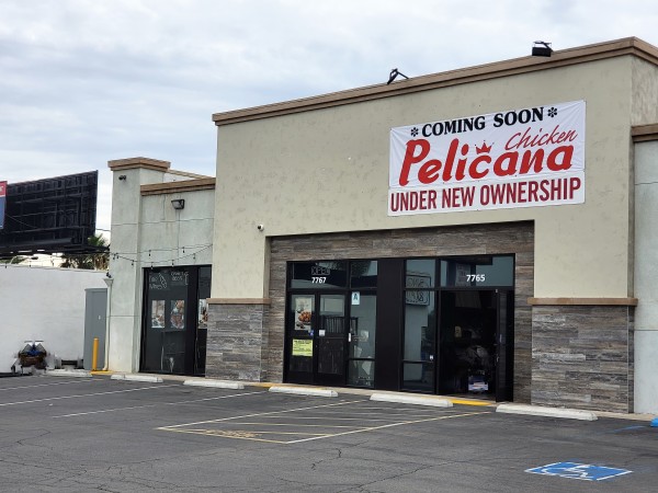 페리카나 치킨 샌디에이고점이 오는 9월 23일 정식 오픈한다. 페리카나 치킨 외벽에 오픈을 알리는 임시 배너가 걸려있다.